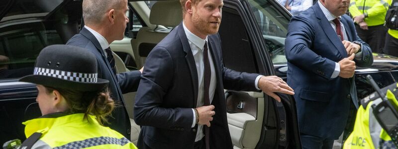 Prinz Harry auf dem Weg zum Gericht in London. - Foto: Jeff Moore/PA Wire/dpa