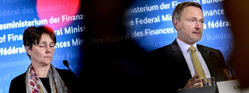 Monika Heinold (l) von den Grünen hat Pläne des Finanzministers zu finanziellen Kürzungen für die Länder scharf kritisiert. (Archivbild) - Foto: Britta Pedersen/dpa