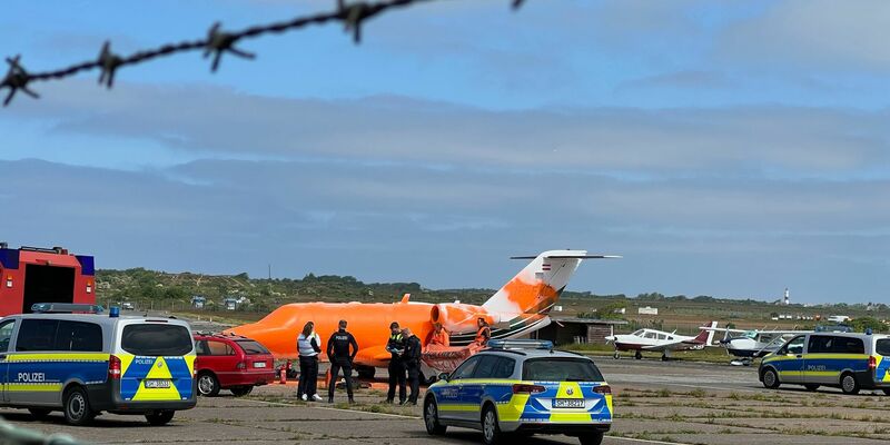 Klimaschutz-Demonstranten der Initiative Letzte Generation haben einen Jet mit oranger Farbe besprüht. - Foto: Julius Schreiner/TNN/dpa
