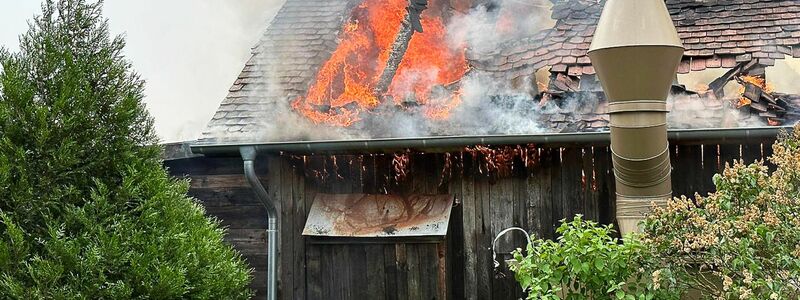 Flammen und Rauch steigen aus einem Gebäude auf dem Gelände des Freizeitparks Karls Erlebnis-Dorf im brandenburgischen Elstal bei Wustermark. - Foto: -/tv7news.de/dpa