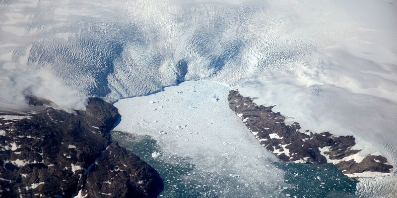 Eisberge brechen von einem Gletscher in einen Fjord in Grönland. - Foto: David Goldman/AP/dpa