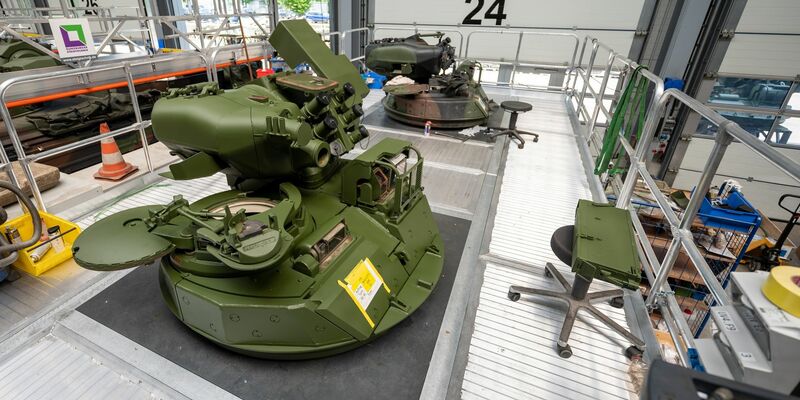 Türme vom Schützenpanzer Marder stehen zur Aufbereitung in einer Halle von Rheinmetall. - Foto: Philipp Schulze/dpa