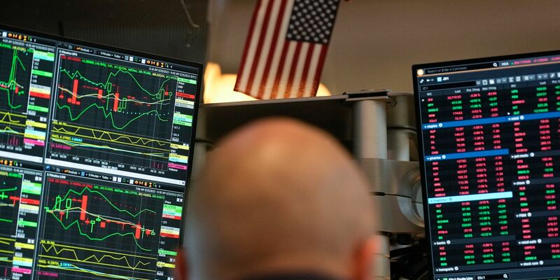 Ein Händler arbeitet auf dem Parkett der New Yorker Börse. - Foto: Seth Wenig/AP/dpa