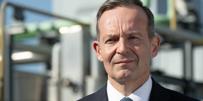 Bundesverkehrsminister Volker Wissing (FDP) will Geld in die Hand nehmen, um das Schienennetz zu modernisieren. - Foto: Hendrik Schmidt/dpa