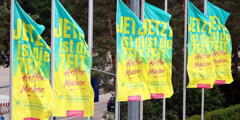 Besucher des 38. Deutschen Evangelischen Kirchentages verfolgen eine Bibelarbeit. - Foto: Daniel Karmann/dpa