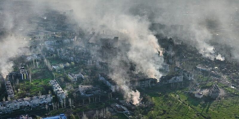 Rauch steigt aus beschossenen Gebäuden in Bachmut in der Region Donezk auf. - Foto: Libkos/AP/dpa