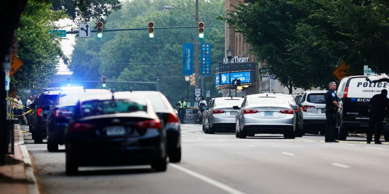 Einsatzwagen der Polizei stehen vor dem Gebäude in Richmond im US-Bundesstaat Virginia, wo zwei Menschen erschossen wurden. - Foto: Mike Kropf/Richmond Times-Dispatch/AP/dpa
