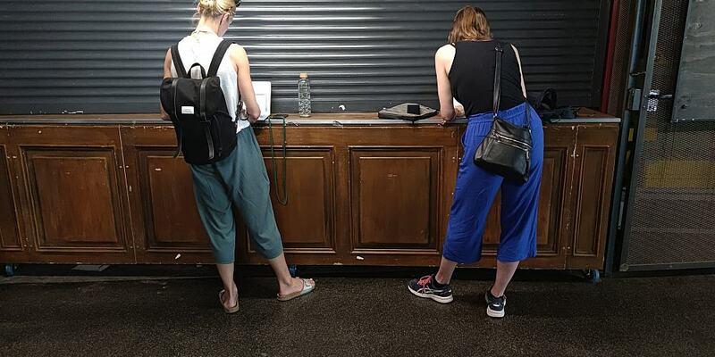 Zwei Frauen mit Laptop - Foto: ?ber dts Nachrichtenagentur