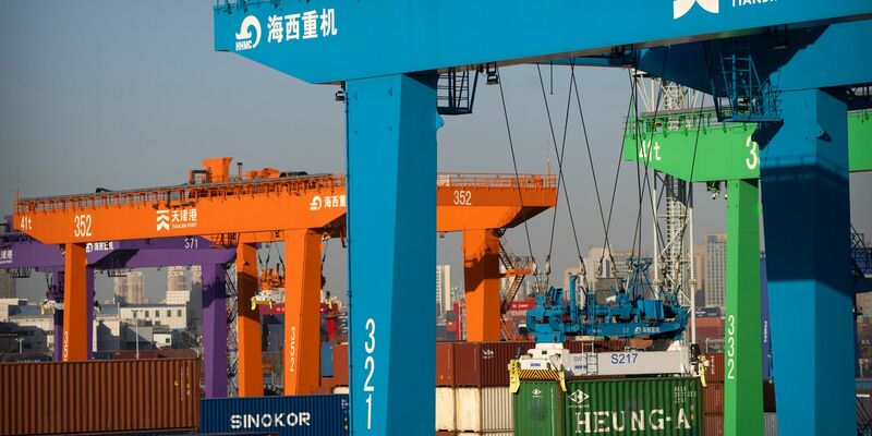 Ein Kran hebt einen Schiffscontainer im Containerhafen in Tianjin: Der chinesische Außenhandel schwächelt. - Foto: Mark Schiefelbein/AP/dpa