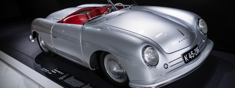 Der erste Porsche, ein Porsche 356 «Nr. 1» Roadster, ist im Porsche Museum ausgestellt. - Foto: Christoph Schmidt/dpa