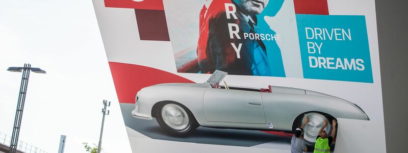 Der erste Porsche auf einem Plakat: Jetzt wird der Hersteller 75 Jahre alt. - Foto: Christoph Schmidt/dpa