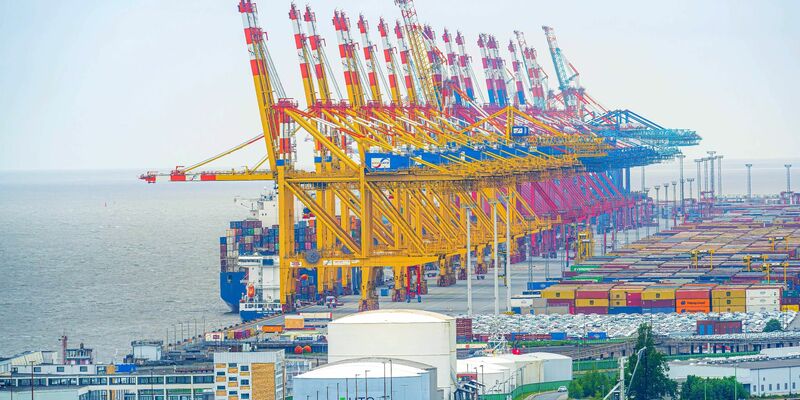 Der OECD zufolge dürfte sich die Weltwirtschaft in diesem Jahr langsam erholen. - Foto: Sina Schuldt/dpa/Symbolbild