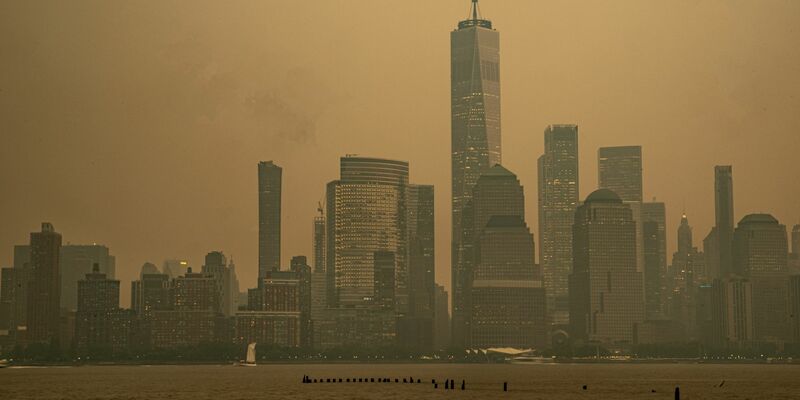 Die Skyline von Manhattan ist teilweise vom Rauch der kanadischen Waldbrände vernebelt. - Foto: Matt Davies/PX Imagens via ZUMA Press Wire/dpa