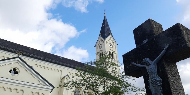 Die Kirche St. Nikolaus: Hier wurde ein wegen sexuellen Missbrauchs verurteilter katholischer Priester eingesetzt. Eines seiner mutmaßlichen Opfer verklagt die Kirche nun. - Foto: Britta Schultejans/dpa
