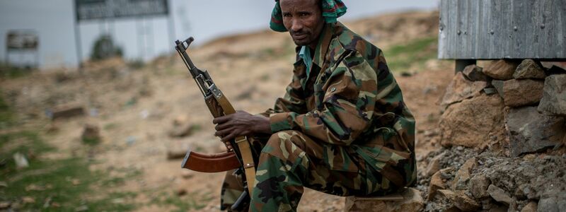 Der Krieg in Äthiopien zwischen der Volksbefreiungsfront von Tigray (TPLF) und der Regierung tobt seit Ende 2020: Ein Kämpfer der TPLF sitzt an seinem Wachposten am Rande der Stadt Hawzen. - Foto: Ben Curtis/AP/dpa