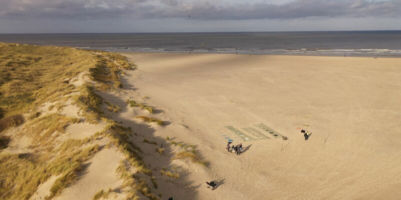 Der Versuchsaufbau aus der Vogelperspektive am Strand von Spiekeroog. - Foto: Robert Krell/everwave/DFKI/dpa