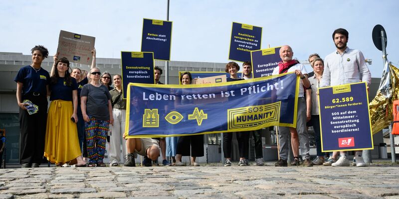 Aktivisten der zivilen Seenotrettungsorganisation SOS Humanity setzen sich für eine europäisch koordinierte Seenotrettung von Flüchtlingen aus dem Mittelmeer ein. - Foto: Bernd von Jutrczenka/dpa