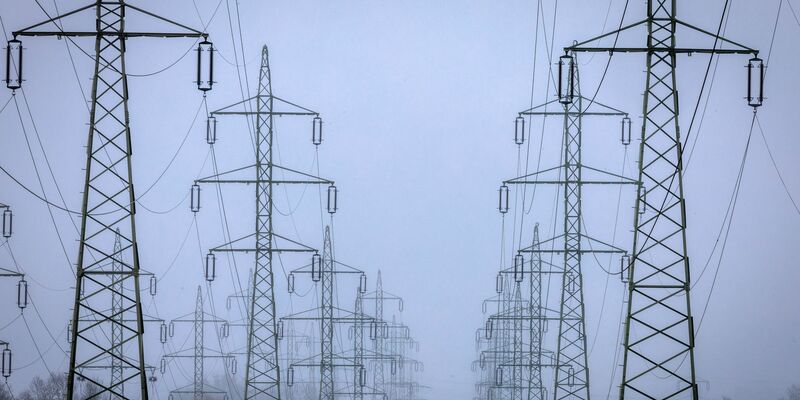 Um mehr Anreize für Investitionen zu bieten, will die Bundesnetzagentur die Eigenkapitalverzinsung erhöhen. - Foto: Jens Büttner/dpa