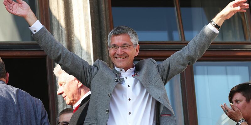 Bayern Münchens Präsident Herbert Hainer jubelt nach der Meisterschaft auf dem Rathaus-Balkon. - Foto: Karl-Josef Hildenbrand/dpa