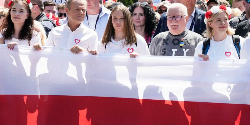Oppositionspolitiker Donald Tusk (2.v.l) nimmt an der Seite von Polens Ex-Präsident Lech Walesa (2.v.r) und anderen Demonstranten an einem Protest gegen die Politik der PiS-Regierung teil. - Foto: Czarek Sokolowski/AP/dpa