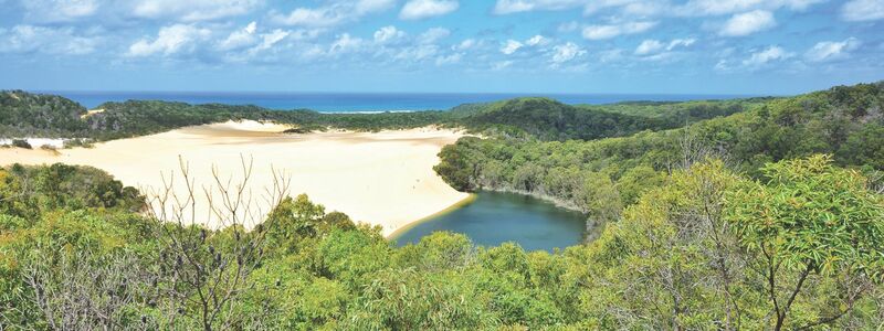 Blick über K'gari: Die weltgrößte Sandinsel Fraser Island vor der Küste von Queensland trägt nun auch offiziell wieder ihren ursprünglichen Namen. - Foto: Reichlyn Aguilar/AAP/dpa