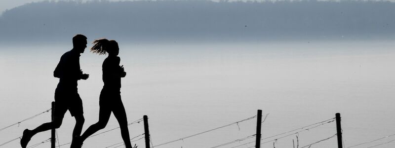 Wenn Frau und Mann zusammen joggen, hat das nicht dieselbe Wirkung. (Illustration) - Foto: Felix Kästle/dpa