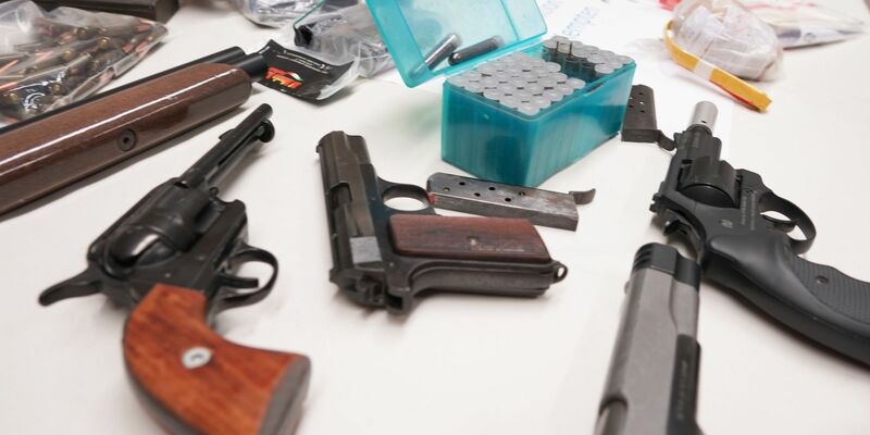 Handfeuerwaffen und Munition. (Symbolbild) - Foto: -/Polizei Bayern/dpa