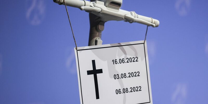 Ein Schild an einem Roller erinnert an drei im vergangenen Jahr in Nordrhein-Westfalen gestorben Scooter-Fahrer. (Symbolbild) - Foto: Oliver Berg/dpa