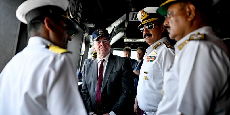 Verteidigungsminister Boris Pistorius steht auf der Brücke des Lenkflugkörper-Zerstörer INS Mormugao der indischen Marine. - Foto: Britta Pedersen/dpa