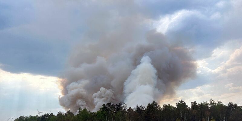 Der Waldbrand bei Jüterbog wird auch mit einem Löschhubschrauber bekämpft. - Foto: Sven Kaeuler/TNN/dpa