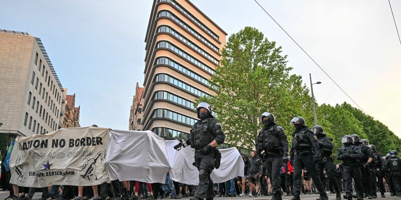 Das Oberlandesgericht Dresden hatte die Studentin Lina E. zu fünf Jahren und drei Monaten Freiheitsstrafe verurteilt. Nun gehen sie und drei weitere Mitangeklagte in Revision. - Foto: Hendrik Schmidt/dpa
