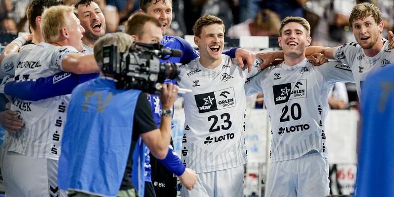 Kiels Spieler feiern den Sieg gegen Wetzlar. - Foto: Axel Heimken/dpa