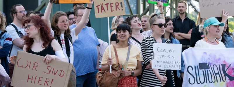Gegen die Drag-Lesung in München gab es wütende Proteste. - Foto: Sven Hoppe/dpa