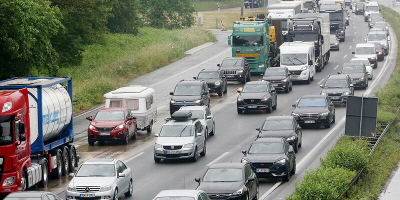 Autos stauen sich auf der A3 am Kreuz Kaiserberg. Vor dem langen Wochenende rund um Fronleichnam wird es wieder voll auf Nordrhein-Westfalens Autobahnen. - Foto: Roland Weihrauch/dpa