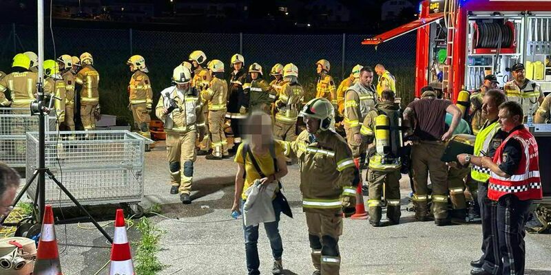 Rettungskräfte sind nach dem Brand im Einsatz. 151 Passagiere wurden aus dem Tunnel evakuiert. - Foto: Zoom.Tirol/APA/dpa