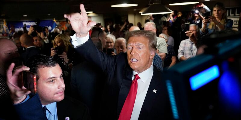 Ex-Präsident Donald Trump begrüßt vor einer Rede im US-Bundesstaat Iowa seine Anhänger. - Foto: Charlie Neibergall/AP/dpa