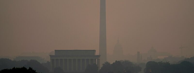 Rauchschwaden bedecken auch die Denkmäler auf der National Mall in Washington. - Foto: Julio Cortez/AP