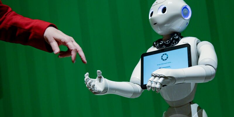 Maschine statt Mensch? Oder: Maschine und Mensch? Laut einer neuen Umfrage glauben 43 Prozent der Befragten, KI werde ihren Job leichter machen. - Foto: Axel Heimken/dpa