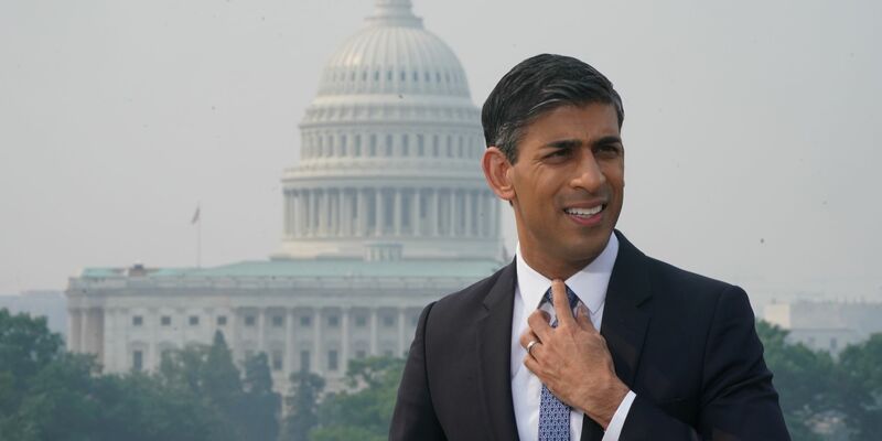 Großbritanniens Premierminister Rishi Sunak spricht während seines Besuchs in Washington mit Journalisten. - Foto: Niall Carson/PA Wire/dpa
