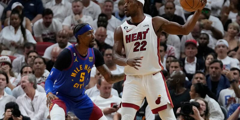 Nikola Jokic (15), Center der Denver Nuggets, schnappt sich einen Rebound. - Foto: Wilfredo Lee/AP
