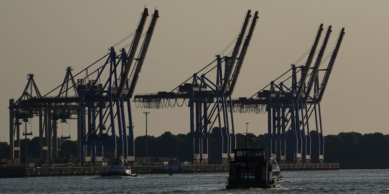 Blick in den Hamburger Hafen: Die Wirtschaftsleistung in Deutschland ist rückläufig. - Foto: Marcus Brandt/dpa