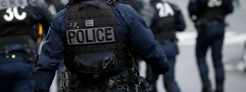 Französische Polizisten im Einsatz. In der ostfranzösischen Stadt Annecy wurden mehrere Kinder mit attackiert (Symbolbild). - Foto: Christophe Ena/AP/dpa