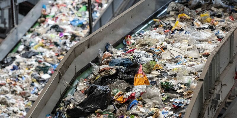Karton, Papier und Kunststoff machen den größten Teil am Verpackungsabfall aus. - Foto: Bernd Thissen/dpa