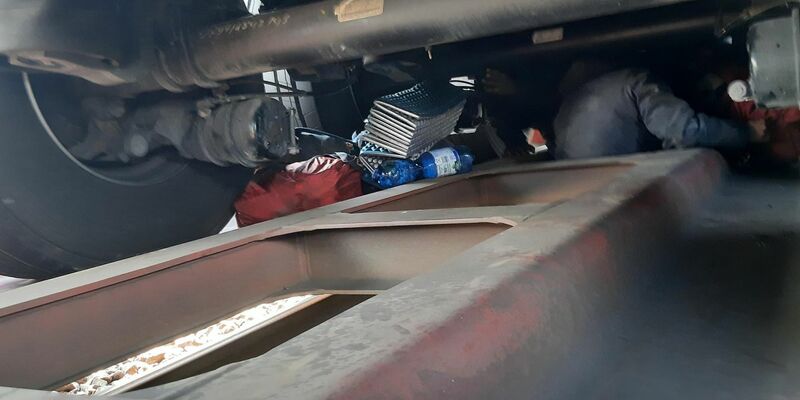 Auffindesituation von zwei Frauen, die als blinde Passagierinnen mit einem Güterzug von Bremen bis kurz vor München gefahren sind. - Foto: Bundespolizeiinspektion München/dpa