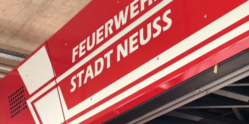 FW-NE: Brand in einer Abfalldeponie | Zwei Mitarbeiter verletzt - Foto: presseportal.de