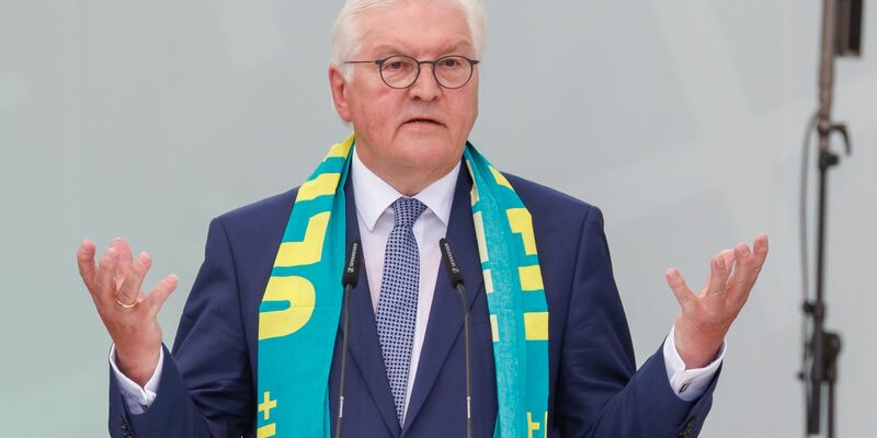 Bundespräsident Frank-Walter Steinmeier hält beim Deutschen Evangelischen Kirchentag eine humorvolle Rede. - Foto: Daniel Karmann/dpa