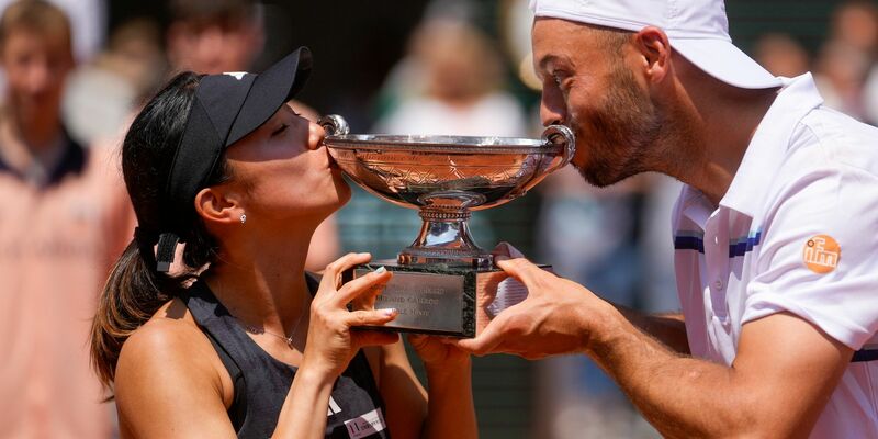 Sicherten sich in Paris den Mixed-Titel: Tim Pütz (r) und Miyu Kato. - Foto: Thibault Camus/AP