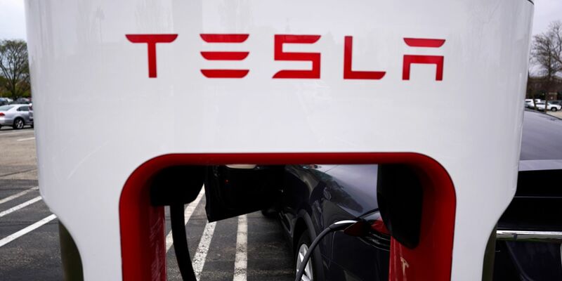 Ein Tesla Supercharger auf dem Parkplatz eines Einkaufszentrums im US-Bundesstat Illinois - Foto: Nam Y. Huh/AP/dpa