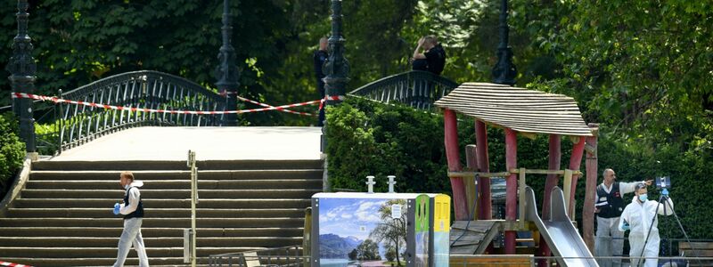 Ermittler untersuchen den Tatort im ostfranzösischen Annecy. - Foto: Jean-Christophe Bott/KEYSTONE/dpa