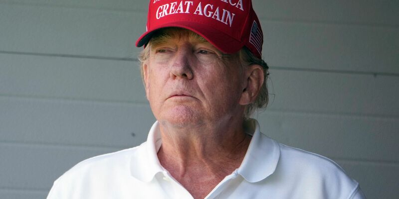 Ex-US-Präsident Donald Trump spricht auf dem Flughafen von Atlanta mit Reportern. - Foto: Alex Brandon/AP